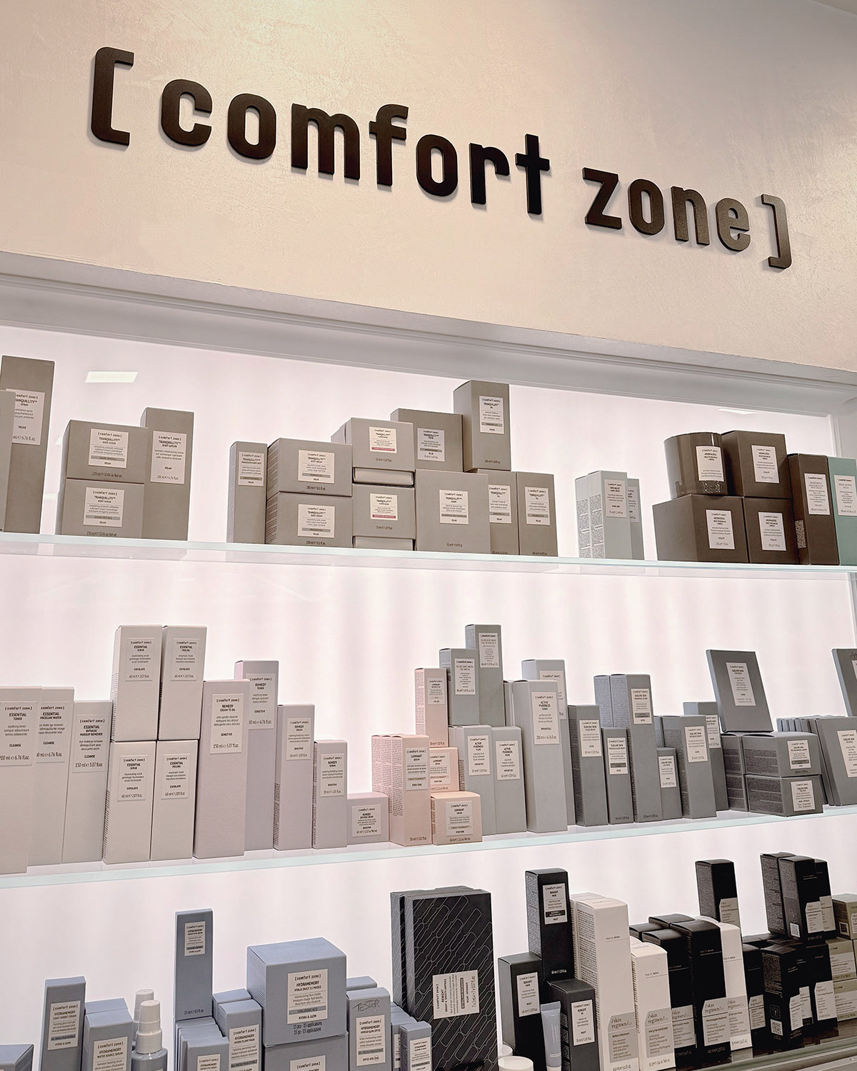 Parete espositiva dei prodotti Comfort Zone nel centro Sine Tempore